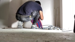 Perverted plumber gets horny while he’s working on radiator plumbing in construction